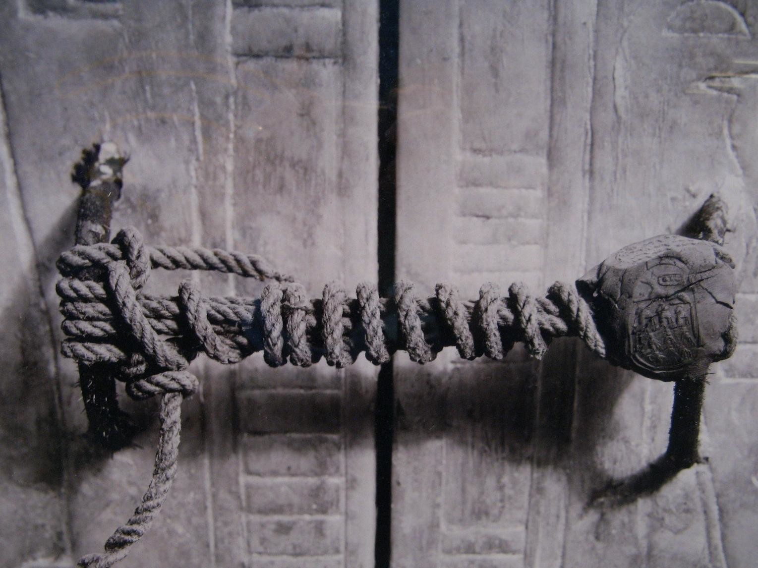 Печать гробницы Тутанхамона до того, как она была обнаружена в 1923 году. Эта целая печать оставалась нетронутой в течение 3245 лет.