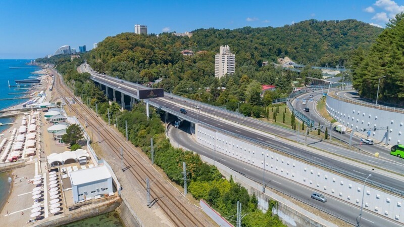 В г. Сочи (Краснодарский край) досрочно завершили ремонт моста через реку Агура, расположенного на 188-м км трассы А-147 «Джубга — Сочи».