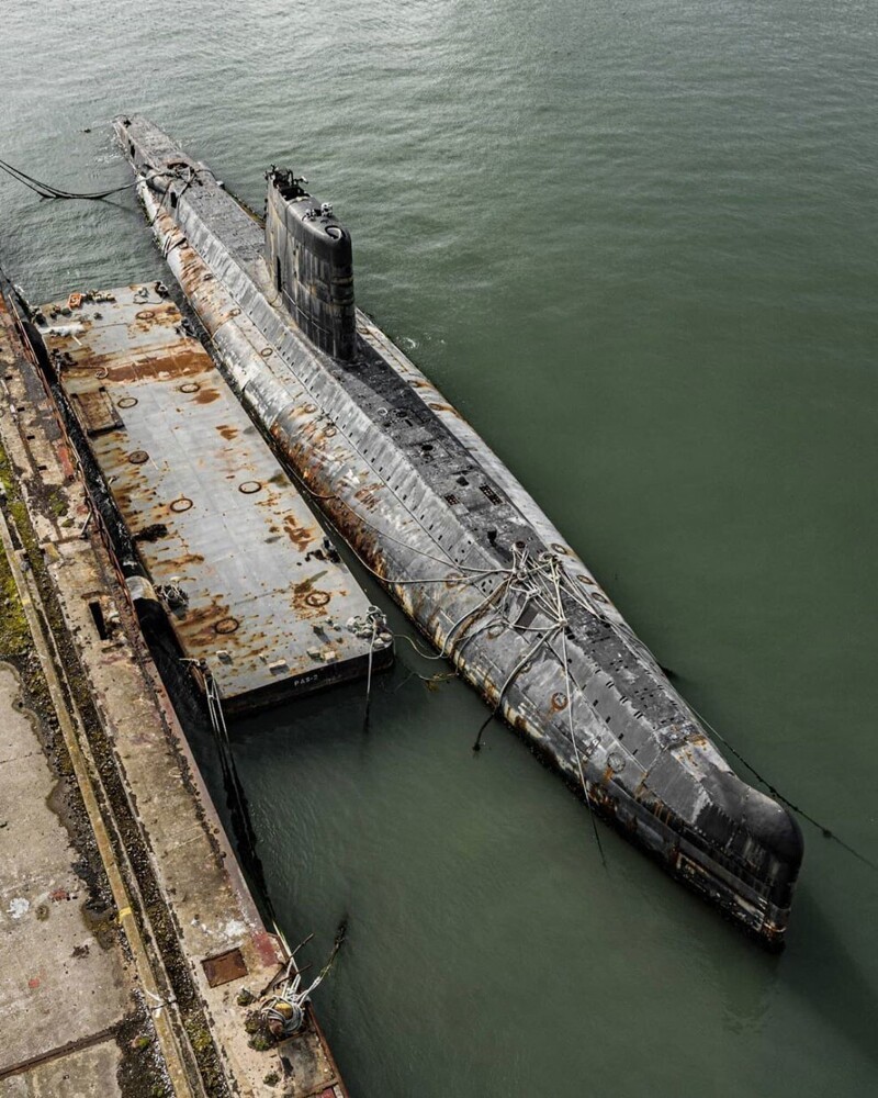 Списанная подводная лока в старом порту: