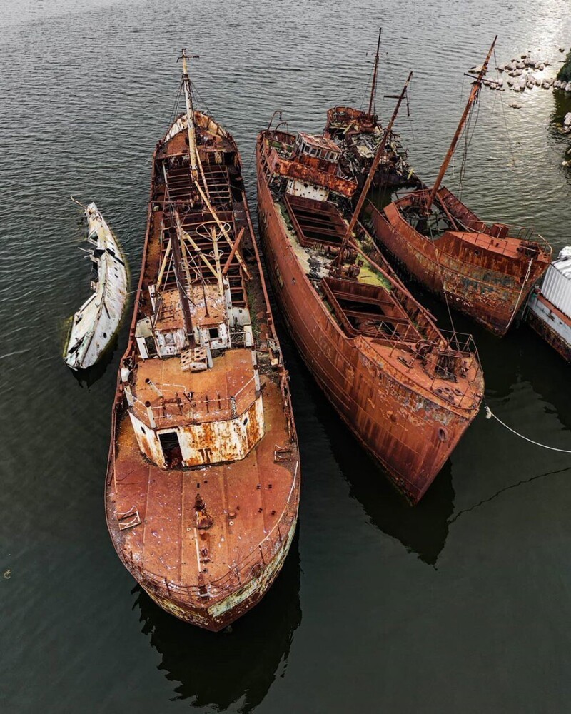 Если вас привлекают старые корабли, которые оказались никому не нужны, вам в Грецию: