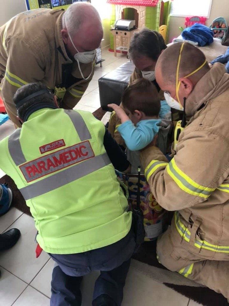 Веселая спасательная операция: четырехлетний мальчик застрял в жестяной банке