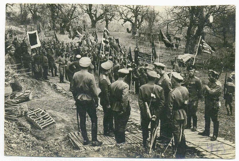 Офицеры на митинге. 1917