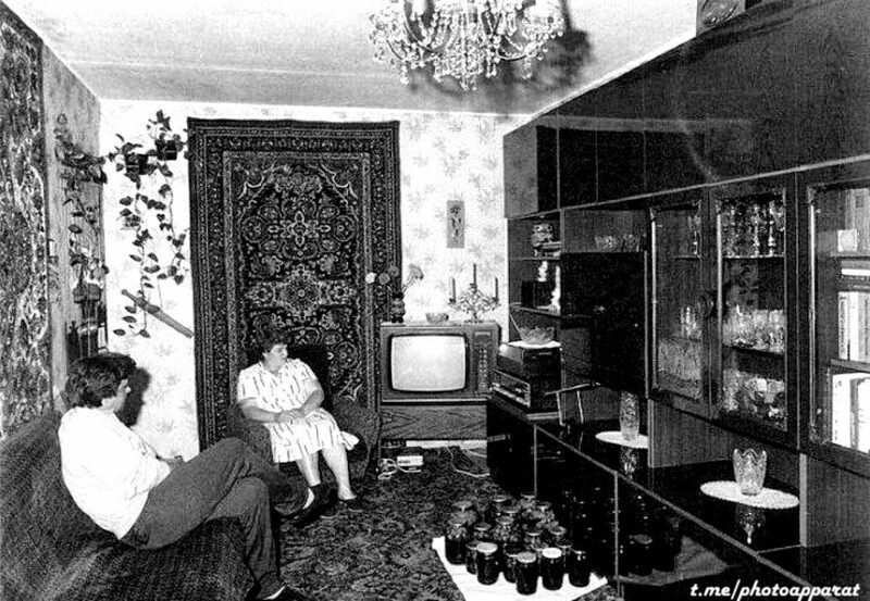 Зажиточная советская семья - стенка, ковры, телевизор, радиола, хрусталь, заготовки на зиму, СССР, 1980 год