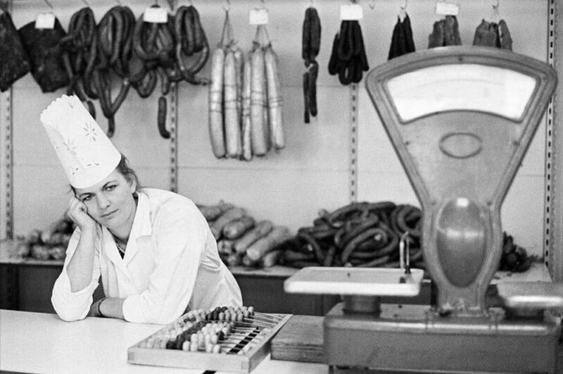 Продавщица в магазине по продаже колбасы, 1991 год. Фото Олег Недеря . Фотохроника ТАСС