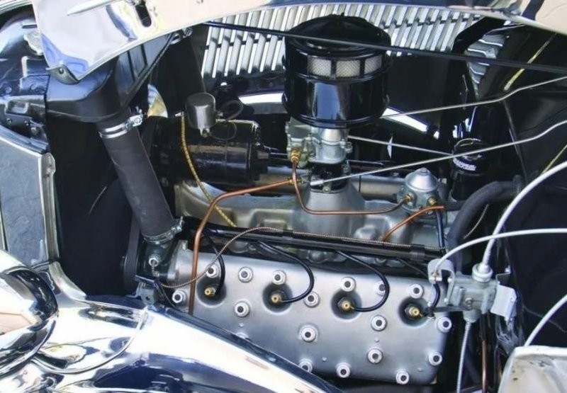 Ford V8 Tudor Deluxe: автомобиль, кузов которого сделан из нержавеющей стали