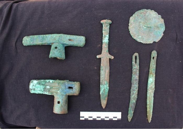 Оружие и предметы, найденные в могиле