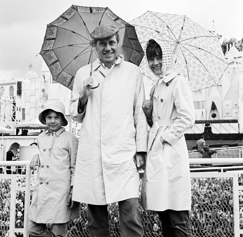 Мел Феррер и Одри Хепбёрн с сыном Шоном в Диснейленде. Анахайм, США, сентябрь 1967 года