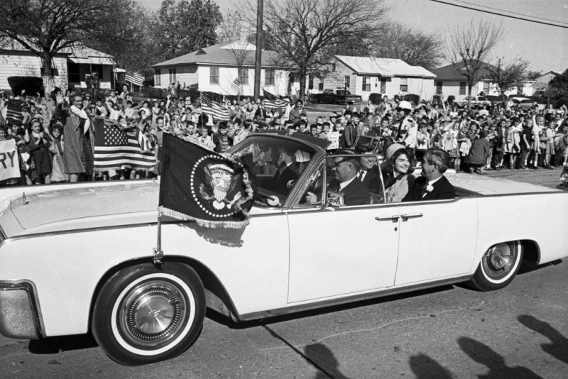 Президентский кортеж на улицах Форт-Уэрта по дороге на базу ВВС Карсвелл, откуда Кеннеди и губернатор Техаса полетят в Даллас