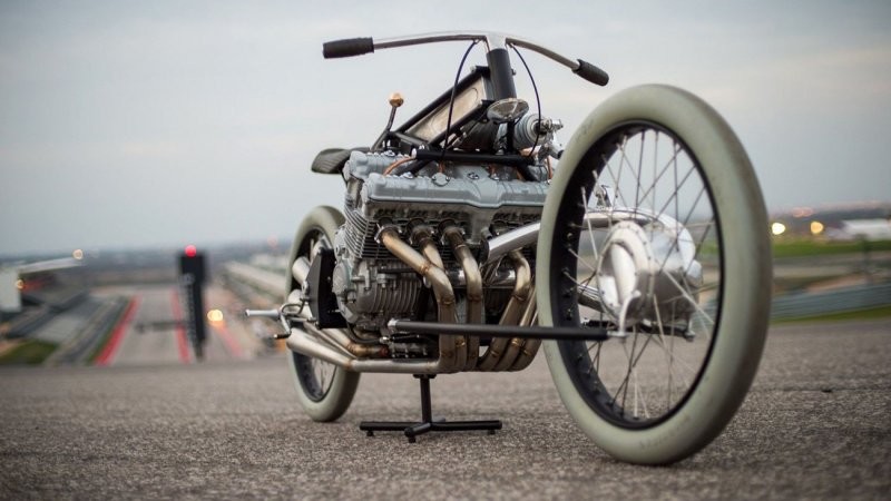 Необычный мотоцикл "The Six": без вилки и с рядным 6-цилиндровым двигателем