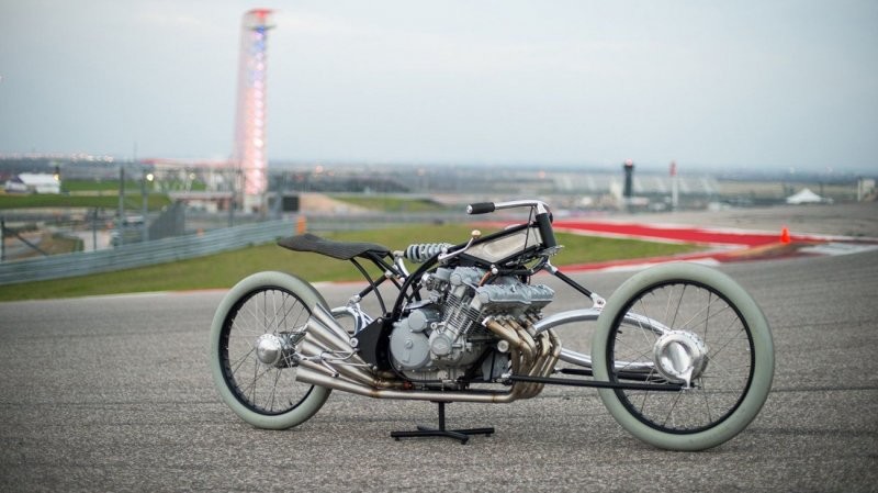 Необычный мотоцикл "The Six": без вилки и с рядным 6-цилиндровым двигателем