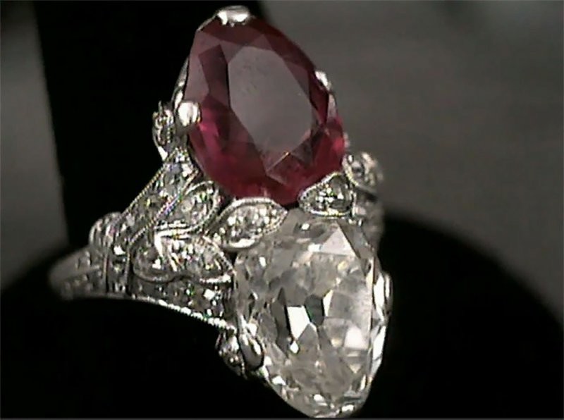 Драгоценности с бриллиантами и рубинами стоимостью 400 тысяч долларов (≈30,1 млн рублей)