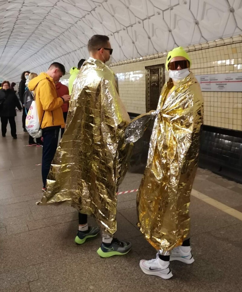 9. Да, в московском метро огромное количество странных ребят