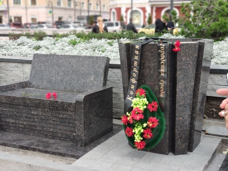 Центр Владивостока отделали под кладбище, и горожане устроили похороны здравого смысла с эстетикой