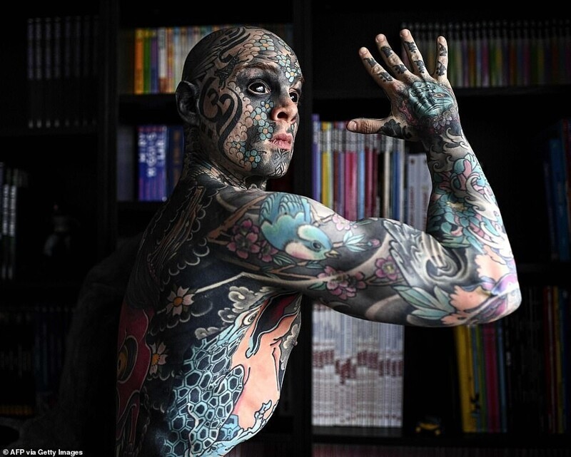 Татуированного преподавателя-фрика уволили из-за жалобы родителей