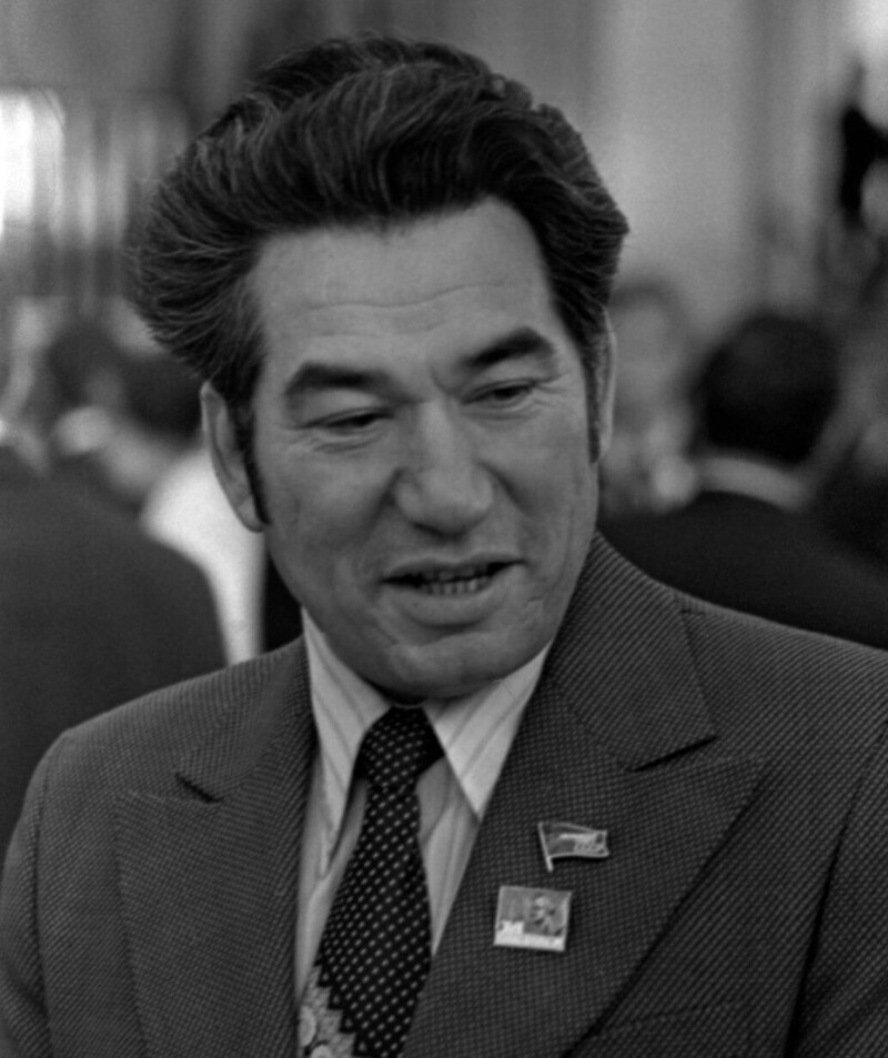 1975.Киргизский и русский писатель Чингиз Айтматов (1928 - 2008) в Кремлевском Дворце съездов