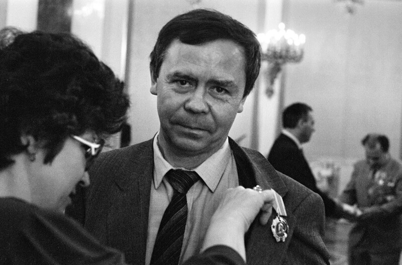 1987. Русский советский писатель и публицист Валентин Распутин (1937 - 2015)