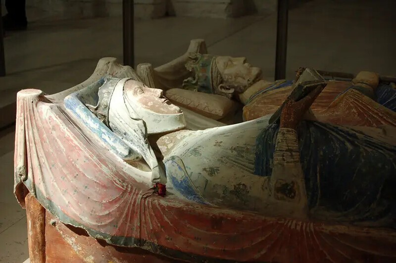 Надгробия Алиеноры и Генриха II в королевской усыпальнице в аббатстве Фонтевро