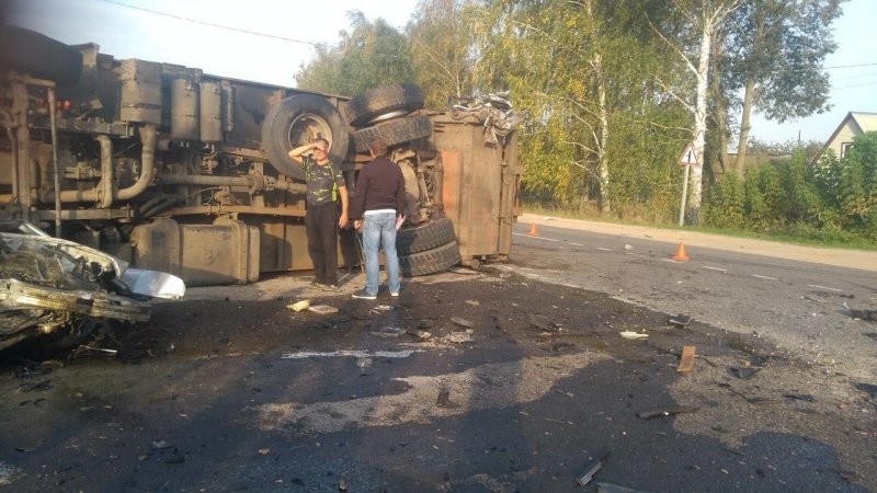 Авария дня. В Брянской области водитель BMW завалил мусоровоз