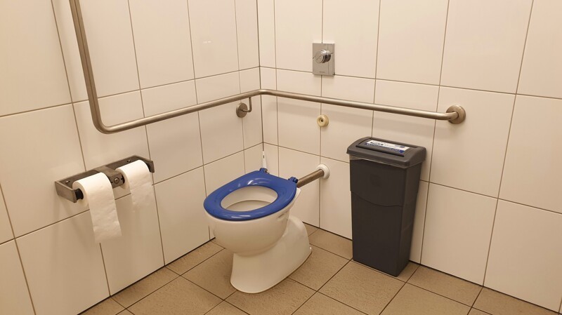 Это бесплатный общественный туалет на нашей станции метро. Вы не представляете, что в нем еще есть, но это тема отдельного репортажа.