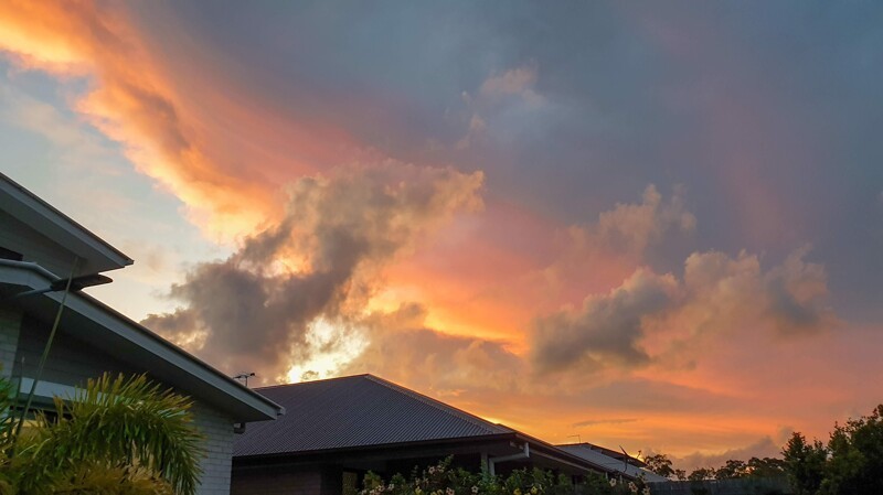 Такие закаты я часто наблюдаю со своего двора, здесь не нужен Фотошоп - цвета натуральные.