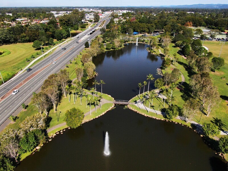 В маленьких австралийских городках всегда много огромных парков. Это один из них - Сентенари парк. В нем также имеется огромная парковка, навесы со столами и барбекюшницами, туалеты. Все чистое и бесплатное.
