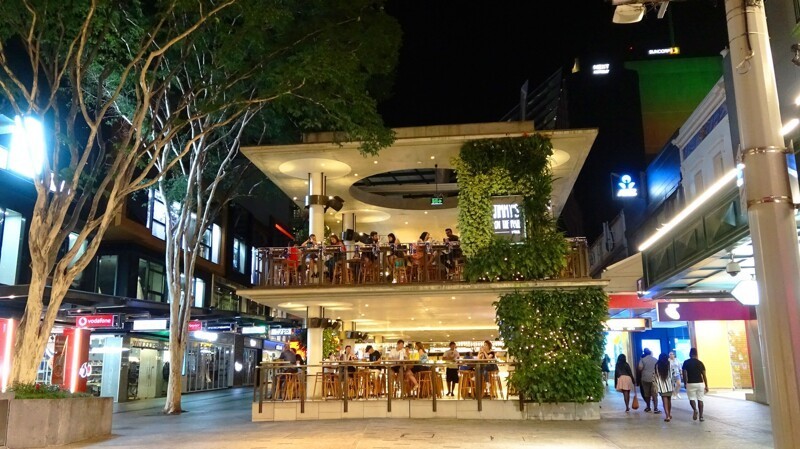 Ночная кафешка-ресторан прямо в центре Брисбена. Ночь, уже нет людей на улицах, а кафе полное посетителей.