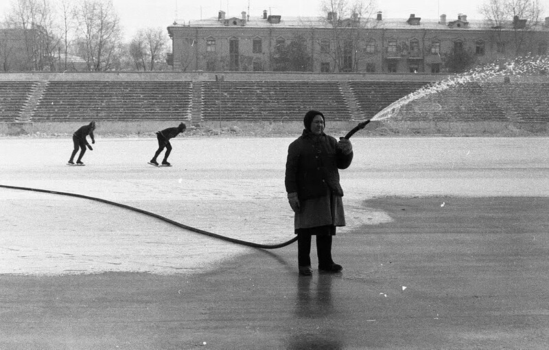 Заливка льда на стадионе «Металлург». Новокузнецк, 1984.