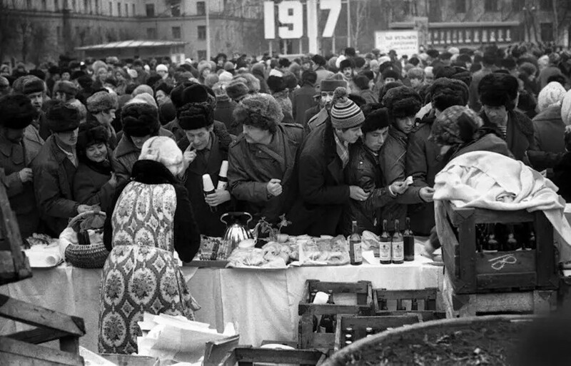  Торговля в «Масленицу» на площади Ленина. Новокузнецк, 1984.