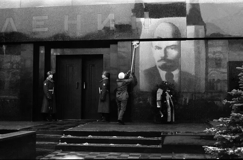 Мытье мавзолея Ленина к празднику. В преддверии ноябрьской демонстрации камни усыпальницы вождя приводятся в порядок, а лик его отражается в граните, 1988.