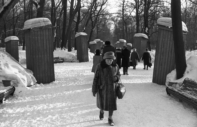 Главная аллея Летнего Сада зимой. Ленинград, 1982.