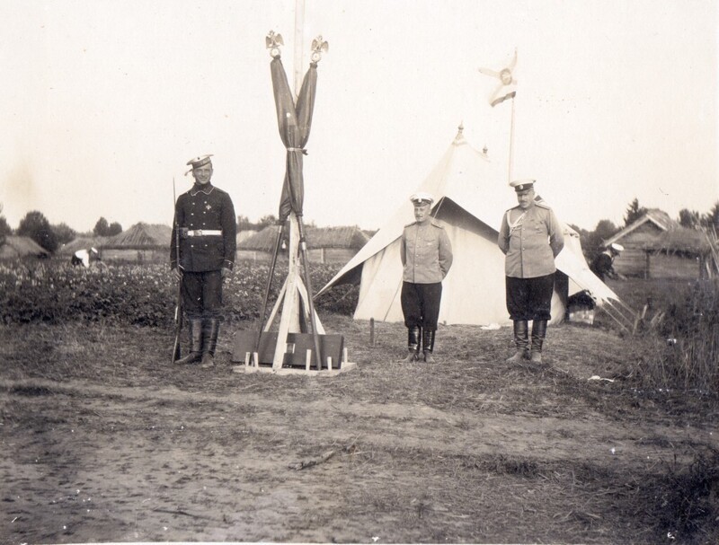 Знамена и палатка командира Гвардейского экипажа в д. Маслово. 1912.