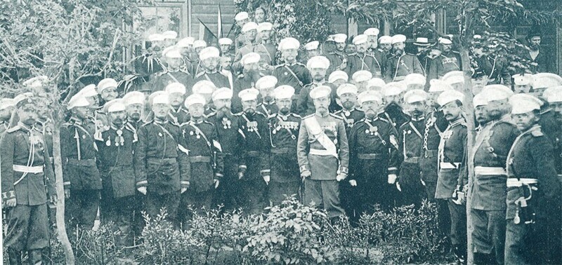 Николай II среди фельдфебелей полка. 1900 г.
