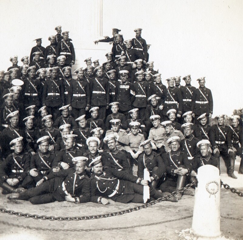Группа роты Гвардейского экипажа у памятника чинам лейб-гвардии Егерского полка и Гвардейского экипажа.