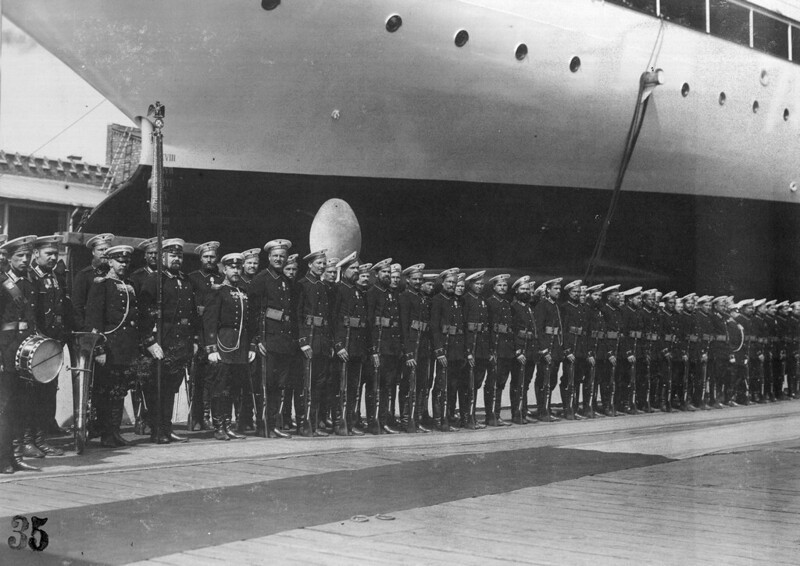 Почетный караул при спуске крейсера «Алмаз». 1900-е год