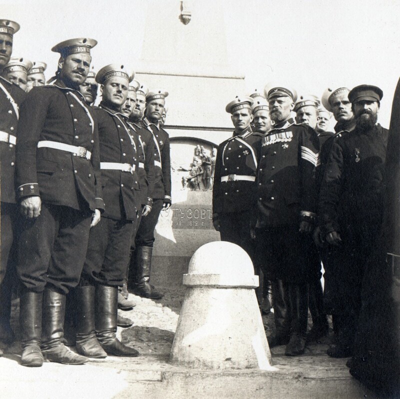 Выезд Гвардейского экипажа на Бородинские торжества. Горельеф на памятнике в д. Горки. 18-31.08.1912 года.