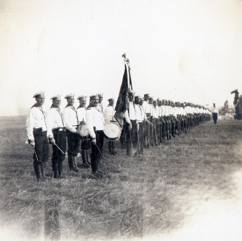 Рота перед выступлением на парад 26 августа. 1912.