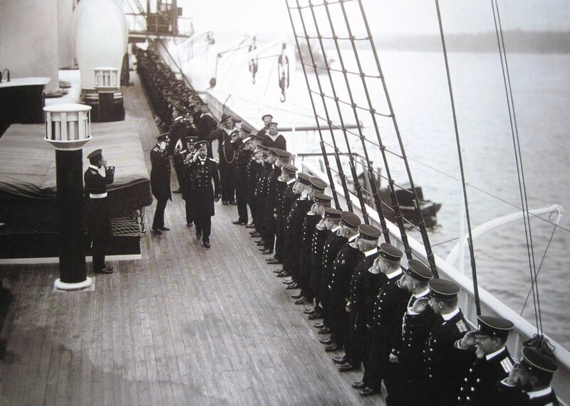 Император Николай II и флаг-капитан К.Д. Нилов перед строем офицеров на яхте «Полярная звезда».