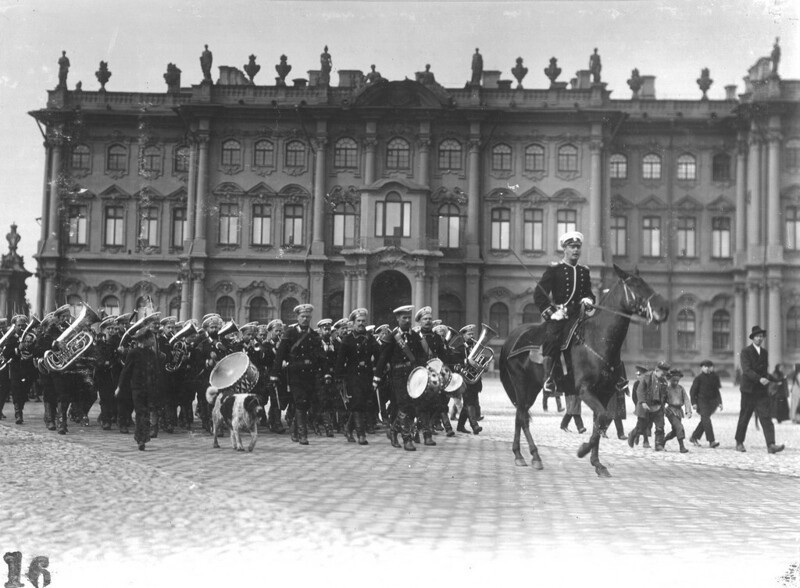Относ знамени в Зимний дворец в 1902 году.