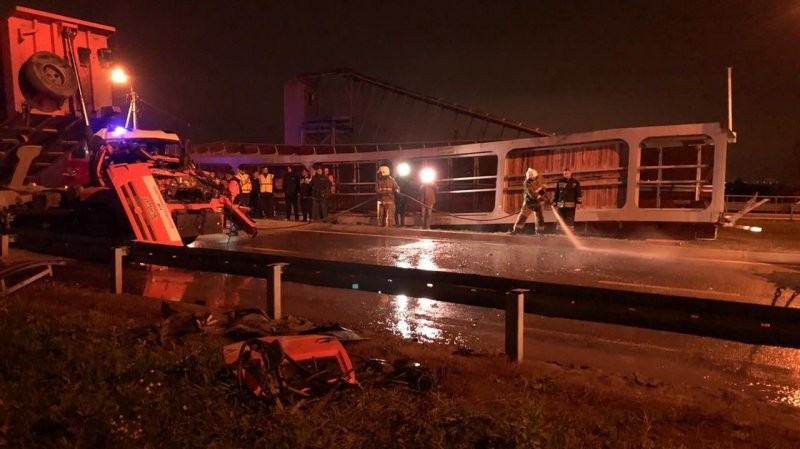Авария дня. Под Екатеринбургом самосвал снес пешеходный мост