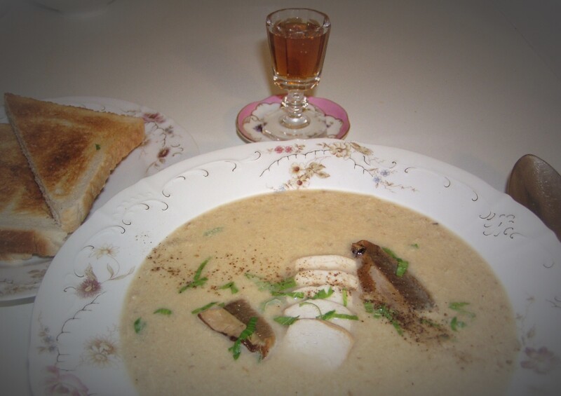Суп-пюре из куриной грудки и сушёных белых грибов с чесночными гренками