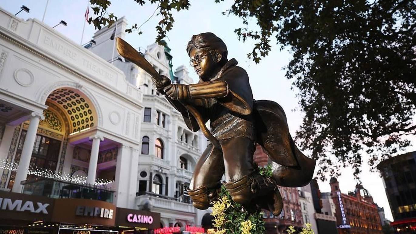 "Мальчик, который выжил": в Лондоне установили памятник Гарри Поттеру