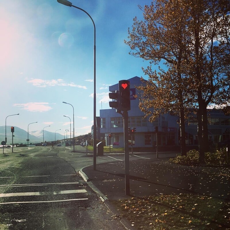 Остановись и улыбнись: необычные светофоры греют сердца исландцев