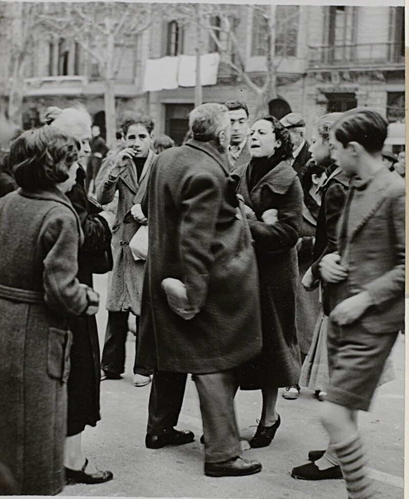 Ссора на улице между пожилым человеком и молодой женщиной из-за буханки хлеба, 2 февраля 1939 года