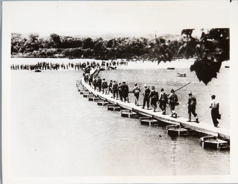 Правительственные войска пересекают реку Эбро 1938