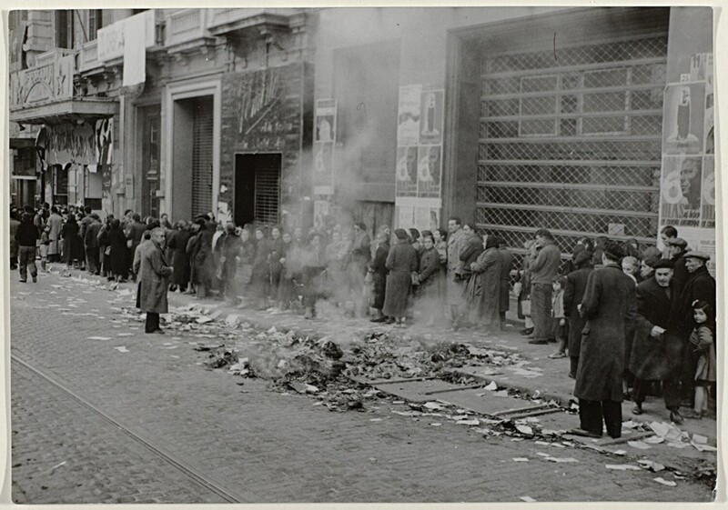 Очередь на улице за хлебом, Барселона, 29 января 1939 года. Голод в Барселоне после завоевания города армией Франко во время гражданской войны в Испании