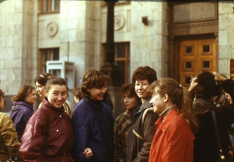 Студенты-биологи перед биофаком МГУ Неизвестный автор, сентябрь 1984 года, г. Москва