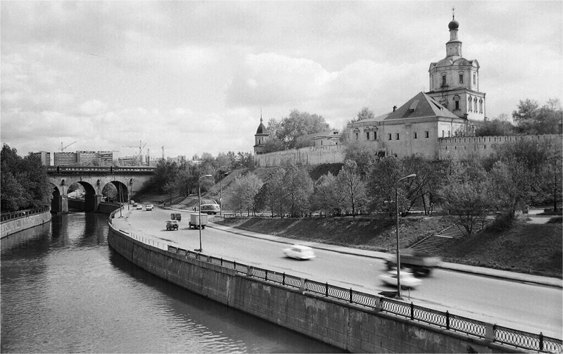 Вид с Костомаровского моста на Спасо-Андроников монастырь Олег Линев, 2 мая 1981 - 4 сентября 1982 года, г. Москва
