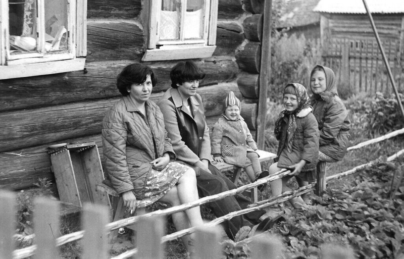 На лавочке у дома Неизвестный автор, 1980 - 1982 год, Калининская обл., дер. Берниково