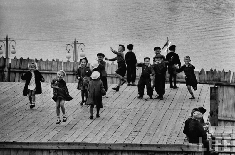 Дети играют в порту Костромы.