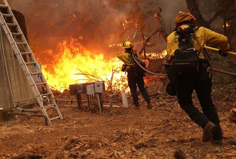 Пожарные героически сражаются с огнем. (Фото Justin Sullivan):